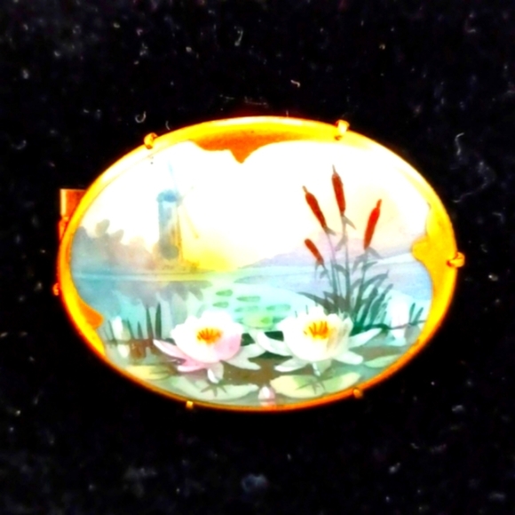 Vintage Hand Painted Landscape Lilies & Light House Oval‎ Brooch Pin - Picture 4 of 6